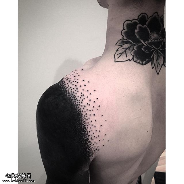 大臂黑灰图腾纹身图案