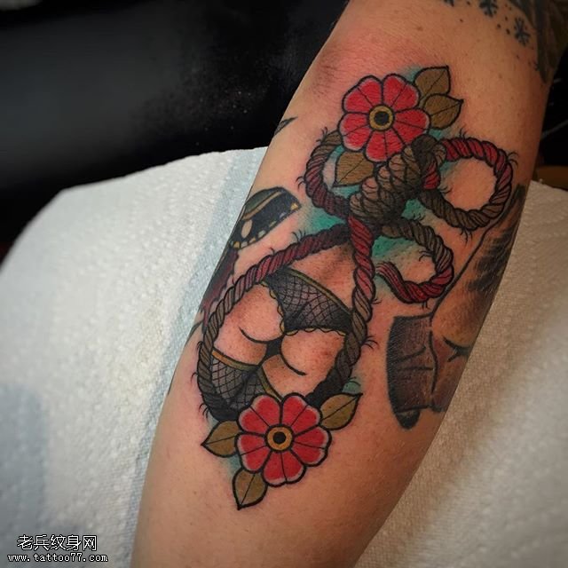 手臂彩绘绳索花卉纹身图案
