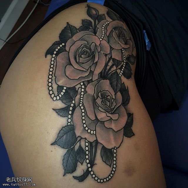 臀部的玫瑰珍珠纹身图案