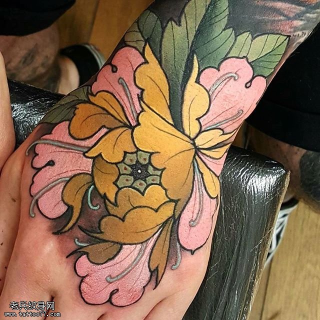 手面彩绘的牡丹纹身图案