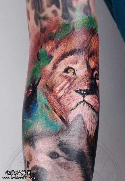 手臂很酷帅气的狮子纹身图案
