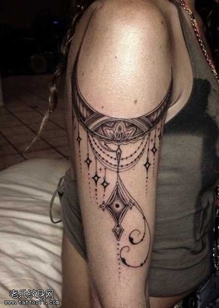 手臂漂亮的图腾纹身图案