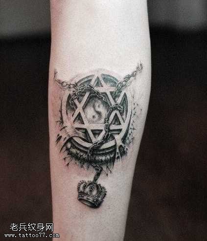 腿部六芒星与皇冠吊链纹身图案