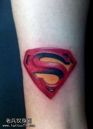 手臂超人标志纹身图案