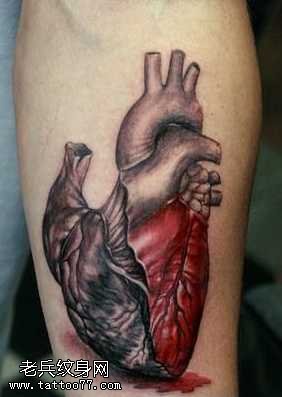手部心脏纹身图案