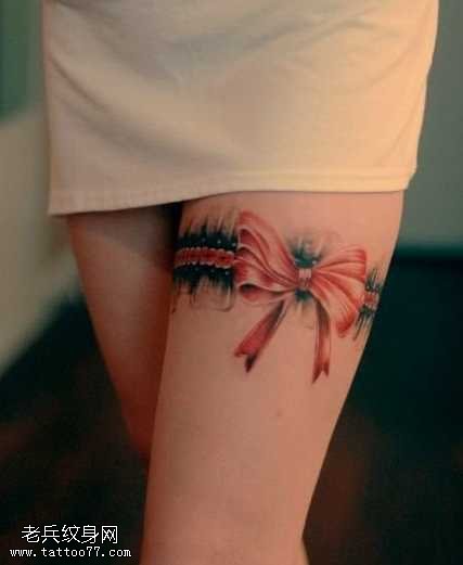 腿部蝴蝶结纹身图案