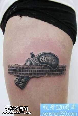 腿部左轮枪纹身图案