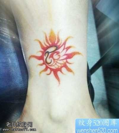 腿部精美的彩色图腾太阳纹身图案