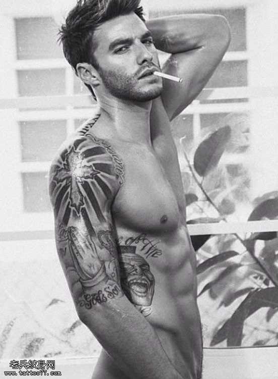 手臂帅气的十字架纹身图案