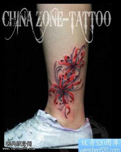 腿部漂亮时尚的彩色彼岸花纹身图案