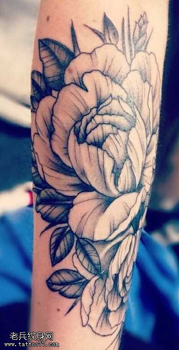 腿部盛开的牡丹花纹身图案