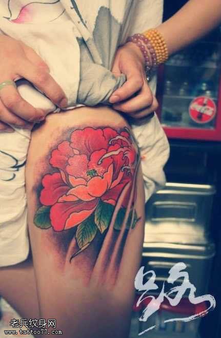腿部唯美经典的传统牡丹纹身图案