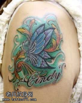 手臂彩色蝴蝶纹身图案