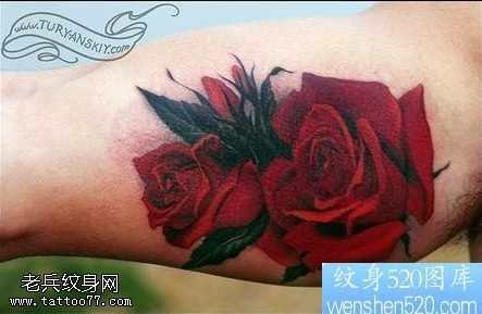手臂玫瑰纹身图案