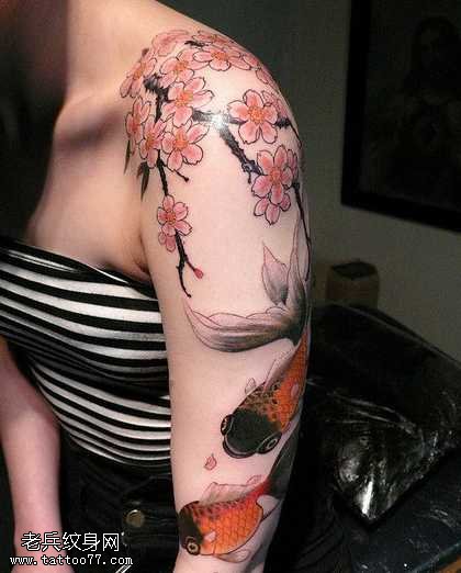 手臂樱花金鱼纹身图案