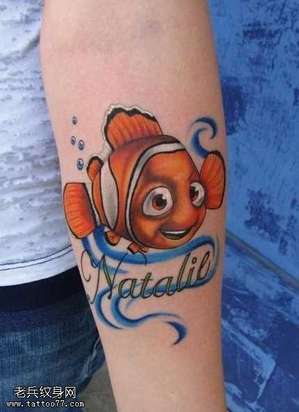 手部小丑鱼纹身图案