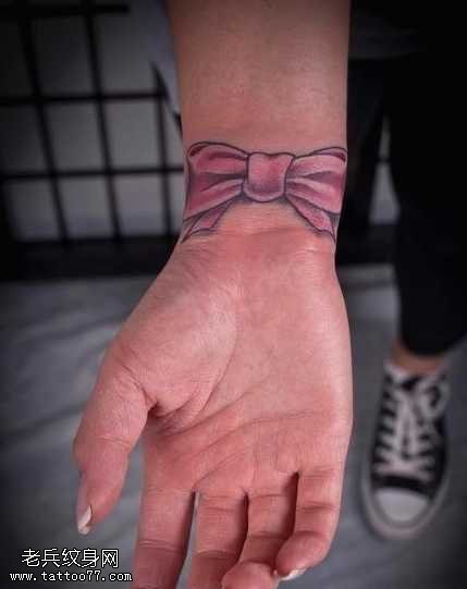 手腕蝴蝶结纹身图案