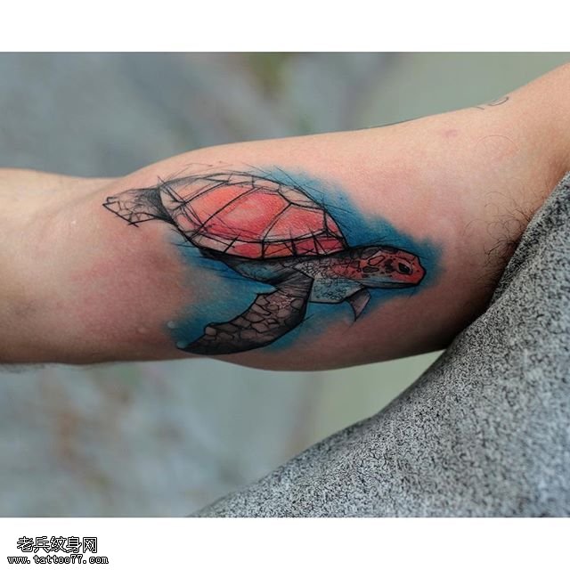 大臂上的线条玳瑁纹身图案