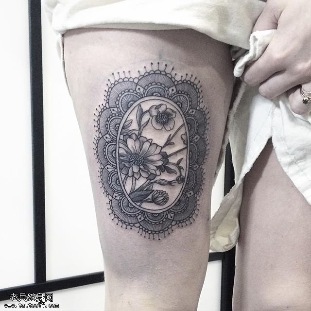 大腿上的梵花蕾丝纹身图案
