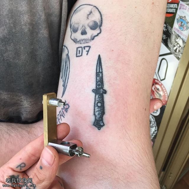 大臂上的匕首纹身图案