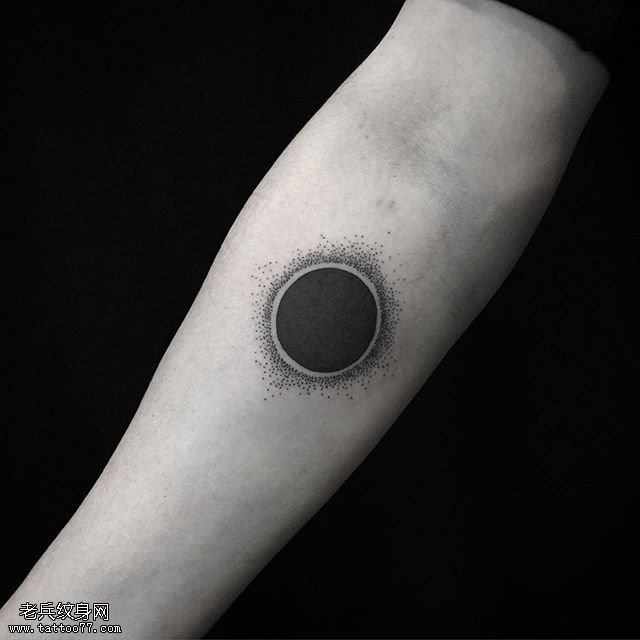 手臂黑灰点刺圆纹身图案