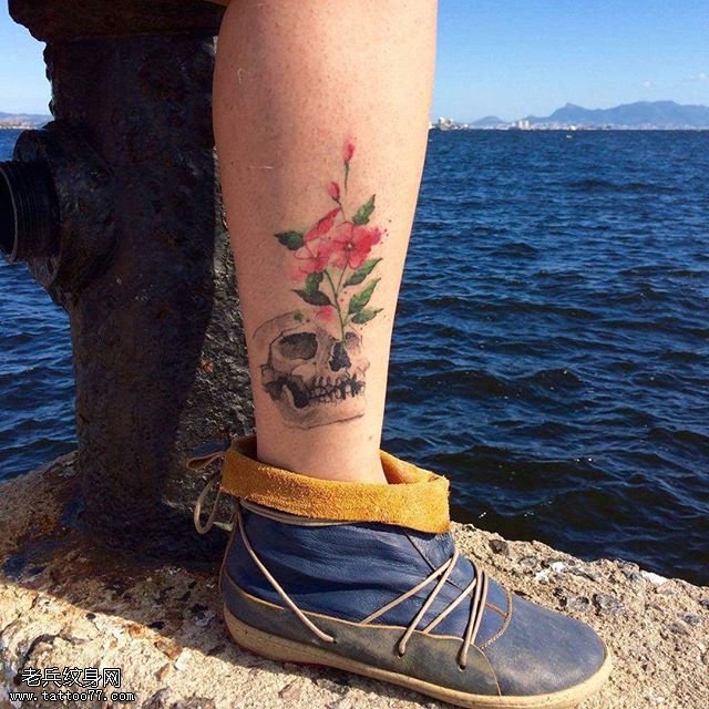 小腿上骷髅上的花纹身图案