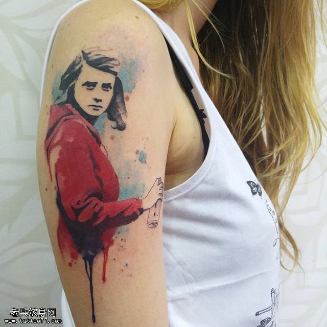大臂上彩绘的肖像纹身图案