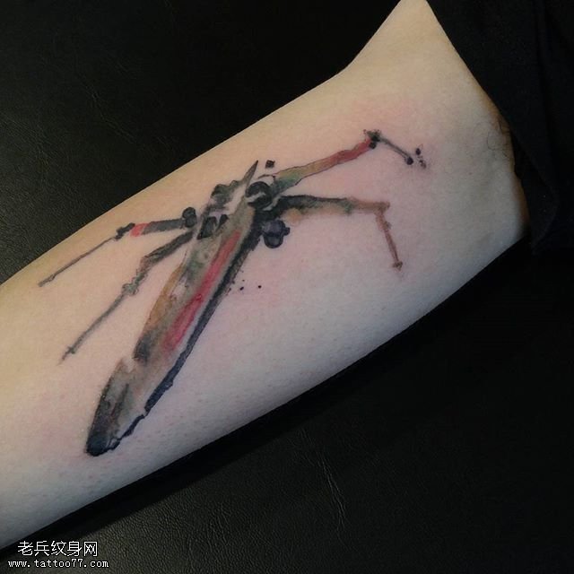 手臂水墨的蚂蚱纹身图案