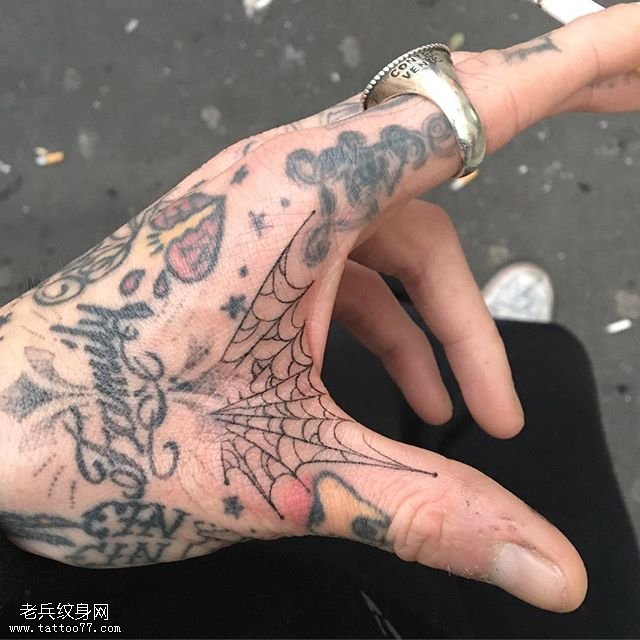 虎口处的蜘蛛网纹身图案