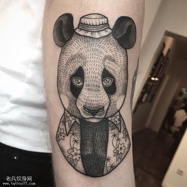 手臂点刺的熊猫纹身图案