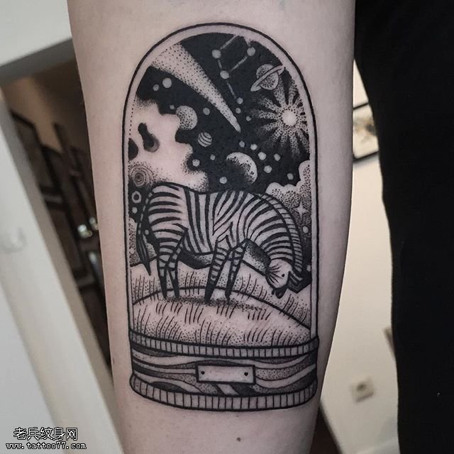 手臂瓶子里的斑马纹身图案