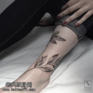 小腿经典的树叶纹身图案