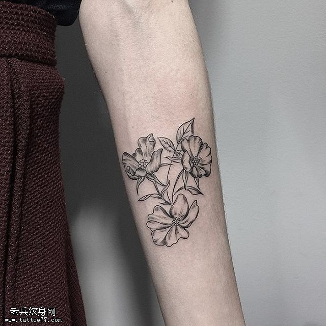 手臂经典的小花纹身图案