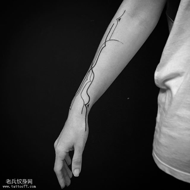 手臂上简洁的线条纹身图案