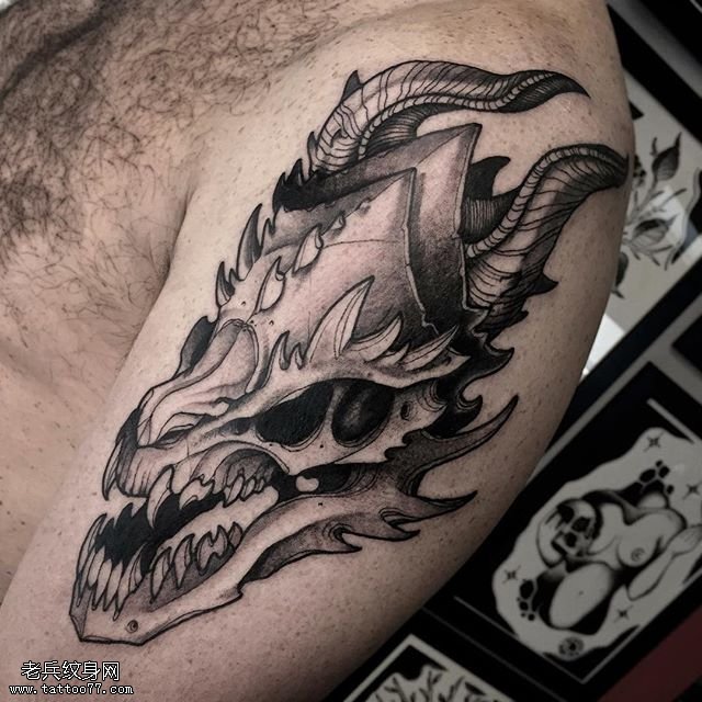 大臂上精的羊骷髅纹身图案