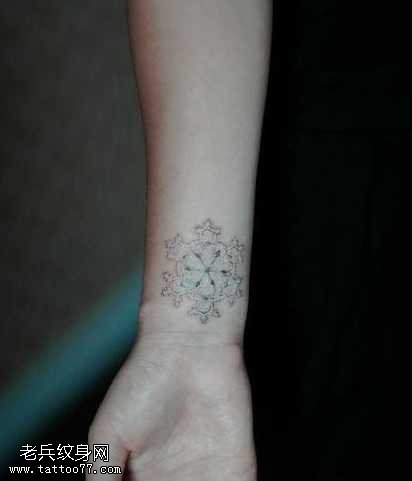 手腕白色雪花纹身图案