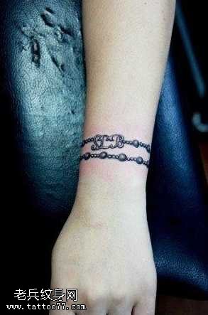 手腕小巧精美的黑白手链纹身图案