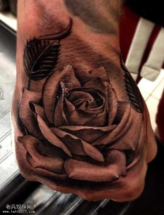 手臂素描立体玫瑰花纹身