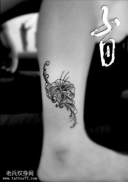 腿部经典的彼岸花纹身图案