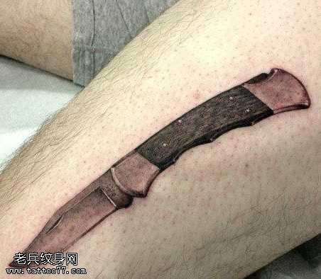 腿部匕首纹身图案