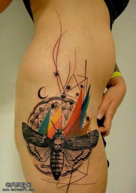 腿部性感飞蛾纹身图案