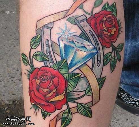 一款钻石和玫瑰的纹身图案
