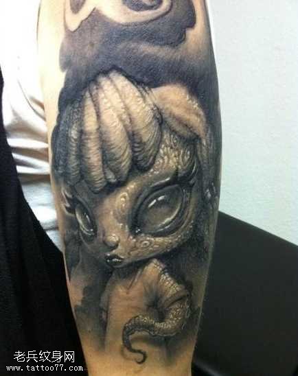 手部外星人纹身图案