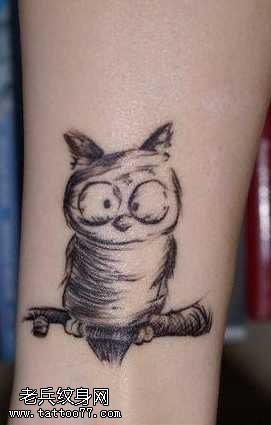 手臂简洁猫头鹰纹身图案