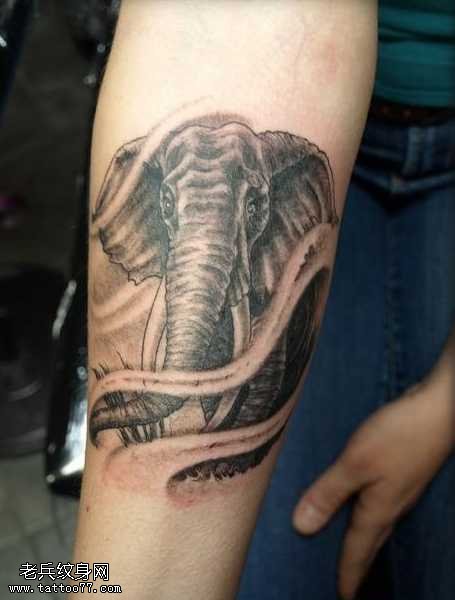 手部素描大象纹身图案