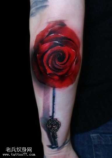 手臂玫瑰钥匙纹身图案