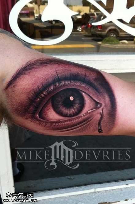 手臂流泪的眼睛纹身图案