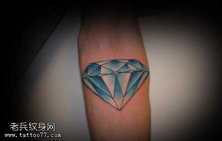 手臂彩色钻石纹身图案