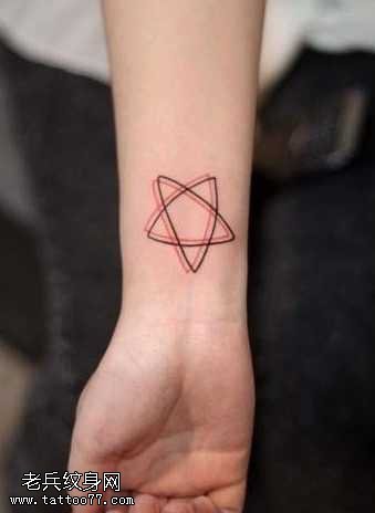 手臂五芒星线条纹身图案