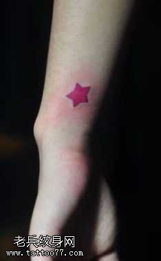 手腕彩色五角星纹身图案